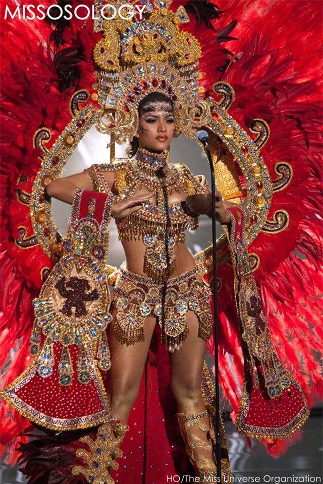 Phạm Hương làm nức lòng fan khi diễn trang phục dân tộc - 8