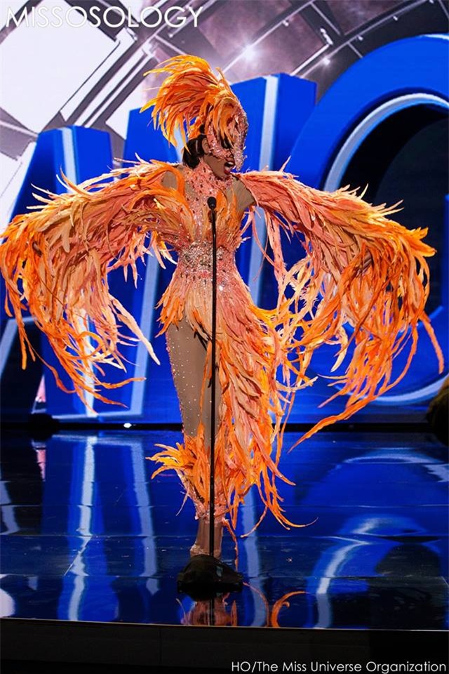 Phạm Hương làm nức lòng fan khi diễn trang phục dân tộc - 9