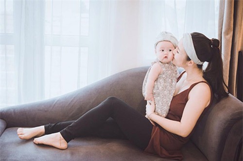 Loạt ảnh cho con bú tuyệt đẹp của mẹ bị nhầm là Hương Tràm - 10