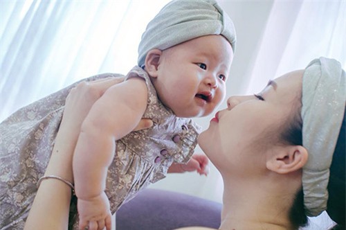 Loạt ảnh cho con bú tuyệt đẹp của mẹ bị nhầm là Hương Tràm - 11