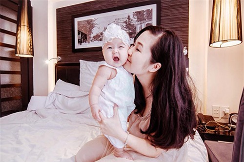 Loạt ảnh cho con bú tuyệt đẹp của mẹ bị nhầm là Hương Tràm - 12