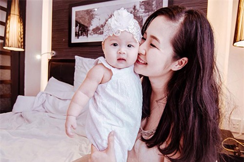 Loạt ảnh cho con bú tuyệt đẹp của mẹ bị nhầm là Hương Tràm - 13