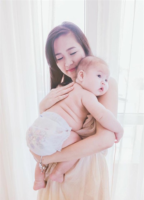 Loạt ảnh cho con bú tuyệt đẹp của mẹ bị nhầm là Hương Tràm - 14