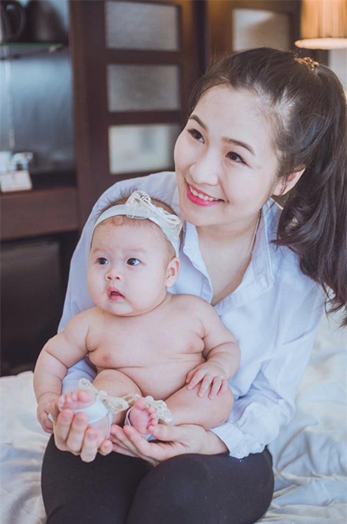Loạt ảnh cho con bú tuyệt đẹp của mẹ bị nhầm là Hương Tràm - 15