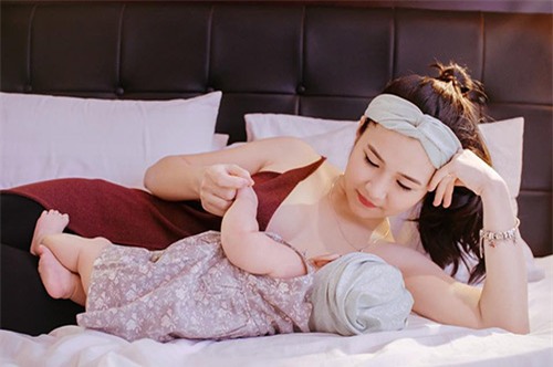 Loạt ảnh cho con bú tuyệt đẹp của mẹ bị nhầm là Hương Tràm - 2