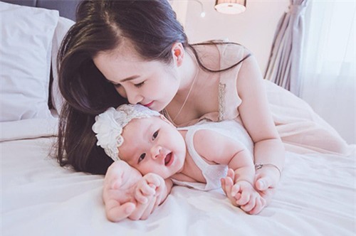 Loạt ảnh cho con bú tuyệt đẹp của mẹ bị nhầm là Hương Tràm - 4