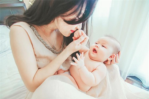 Loạt ảnh cho con bú tuyệt đẹp của mẹ bị nhầm là Hương Tràm - 5