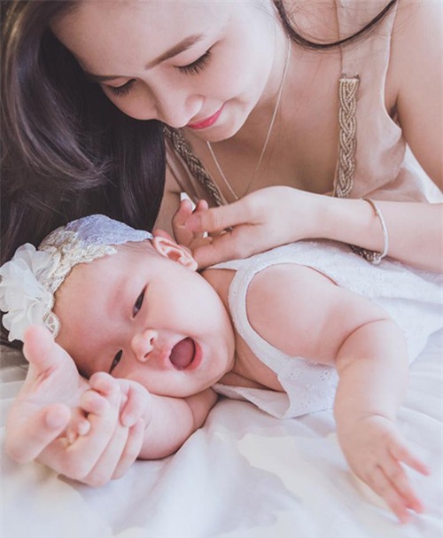 Loạt ảnh cho con bú tuyệt đẹp của mẹ bị nhầm là Hương Tràm - 6