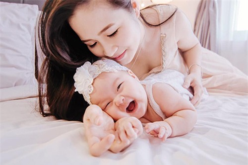 Loạt ảnh cho con bú tuyệt đẹp của mẹ bị nhầm là Hương Tràm - 7