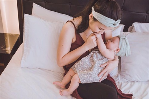 Loạt ảnh cho con bú tuyệt đẹp của mẹ bị nhầm là Hương Tràm - 8