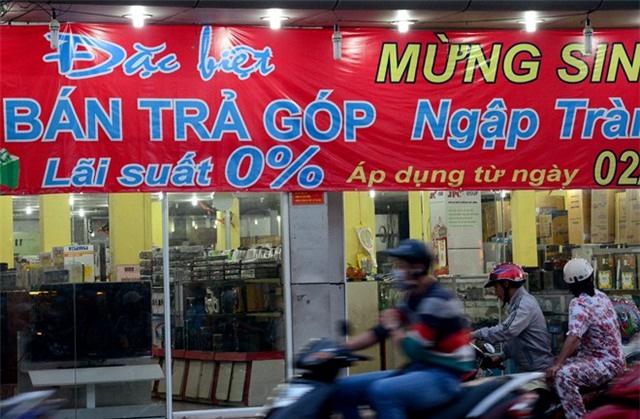 Bùng nổ bán hàng trả góp lãi suất 0%, lợi hay lo?