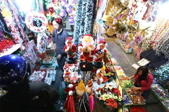 cay thong mini dat khach mua noel hinh anh 12