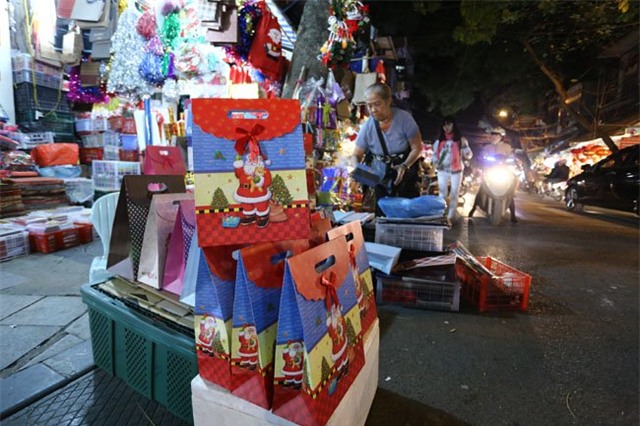 cay thong mini dat khach mua noel hinh anh 14