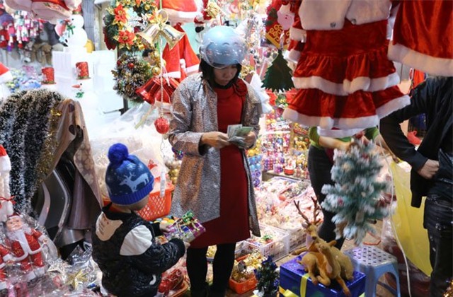 cay thong mini dat khach mua noel hinh anh 7