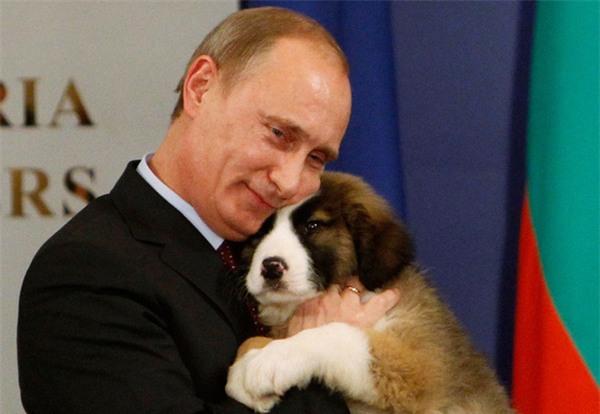 Những khoảnh khắc dịu dàng hiếm có của "người đàn ông thép" Putin - Ảnh 1.