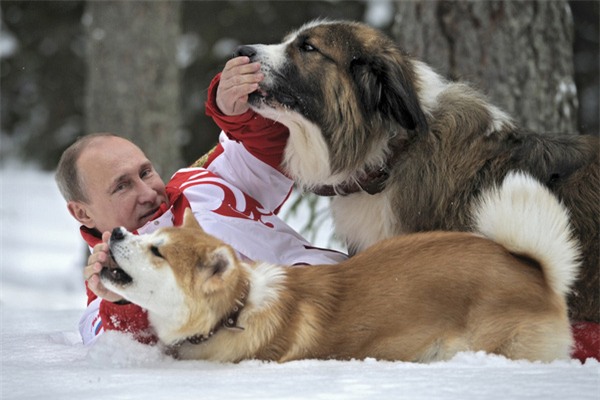 Những khoảnh khắc dịu dàng hiếm có của "người đàn ông thép" Putin - Ảnh 10.