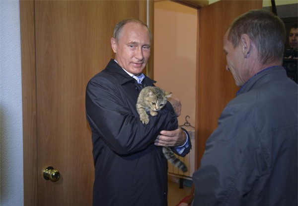 Những khoảnh khắc dịu dàng hiếm có của "người đàn ông thép" Putin - Ảnh 12.