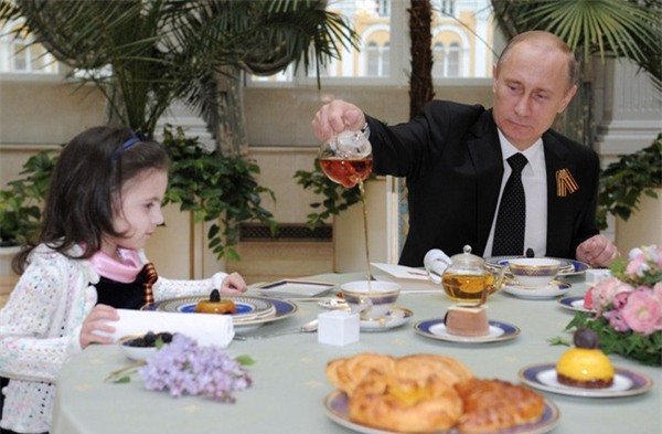 Những khoảnh khắc dịu dàng hiếm có của "người đàn ông thép" Putin - Ảnh 13.