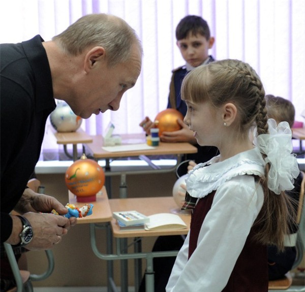Những khoảnh khắc dịu dàng hiếm có của "người đàn ông thép" Putin - Ảnh 15.