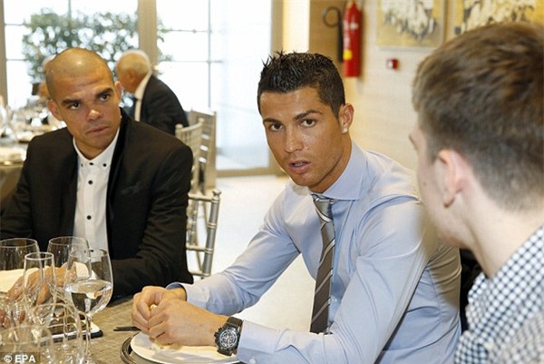 Ronaldo, James Rodriguez… thờ ơ trong bữa tiệc Giáng sinh của Real Madrid - Ảnh 3.