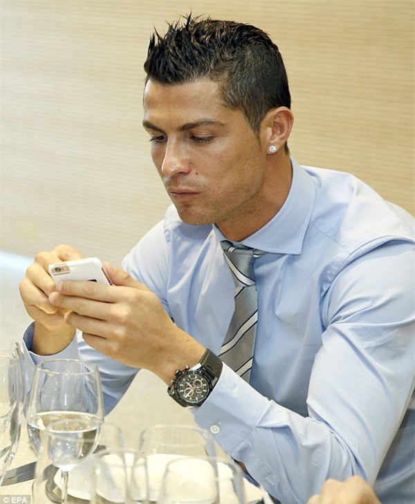 Ronaldo, James Rodriguez… thờ ơ trong bữa tiệc Giáng sinh của Real Madrid - Ảnh 4.