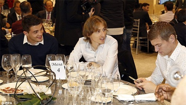 Ronaldo, James Rodriguez… thờ ơ trong bữa tiệc Giáng sinh của Real Madrid - Ảnh 7.