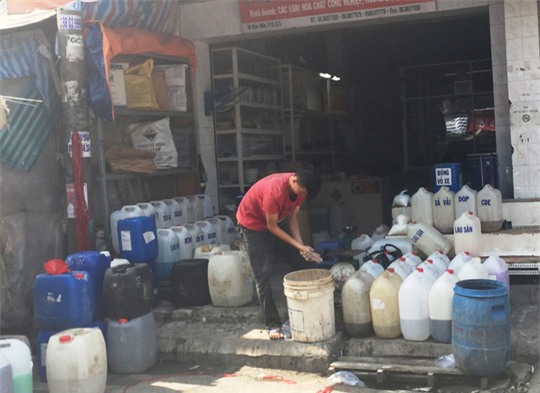Hóa chất, phụ gia chế biến thực phẩm bày bán ở chợ Kim Biên