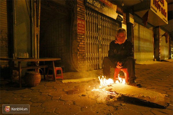 Chùm ảnh: Đêm đông lạnh lẽo của người già trên phố Hà Nội - Ảnh 1.
