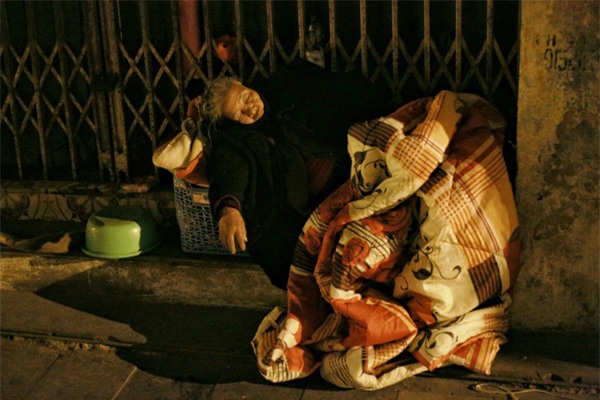 Chùm ảnh: Đêm đông lạnh lẽo của người già trên phố Hà Nội - Ảnh 10.