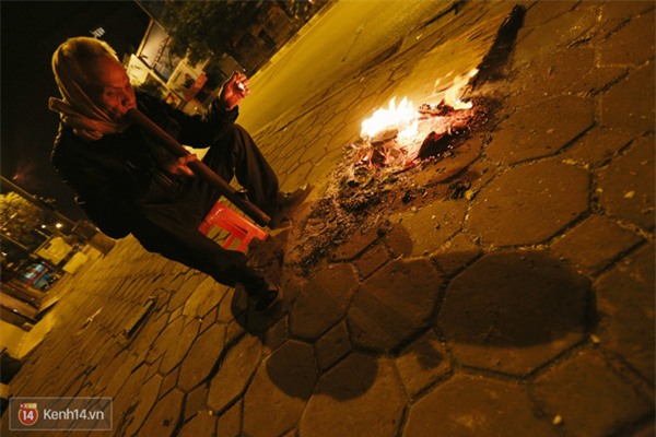 Chùm ảnh: Đêm đông lạnh lẽo của người già trên phố Hà Nội - Ảnh 2.