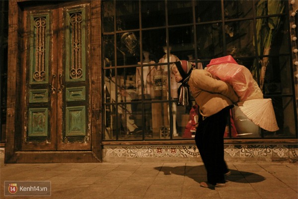 Chùm ảnh: Đêm đông lạnh lẽo của người già trên phố Hà Nội - Ảnh 3.