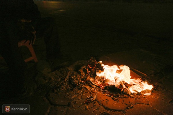 Chùm ảnh: Đêm đông lạnh lẽo của người già trên phố Hà Nội - Ảnh 5.