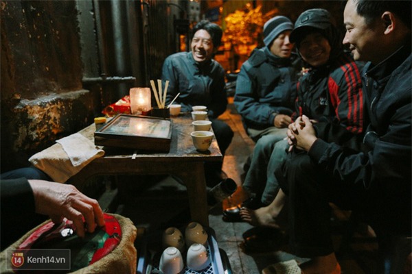 Chùm ảnh: Đêm đông lạnh lẽo của người già trên phố Hà Nội - Ảnh 6.