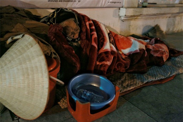 Chùm ảnh: Đêm đông lạnh lẽo của người già trên phố Hà Nội - Ảnh 8.