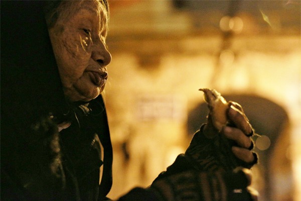 Chùm ảnh: Đêm đông lạnh lẽo của người già trên phố Hà Nội - Ảnh 9.
