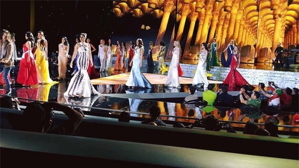 Chung kết HHHV: Rực rỡ sắc màu với màn giới thiệu bằng trang phục dân tộc - Ảnh 1.