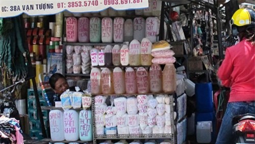 Hàng loạt hóa chất chất kích trắng, những nguyên phụ liệu cần thiết để “chế biến” kem được bày bán tại chợ Kim Biên.