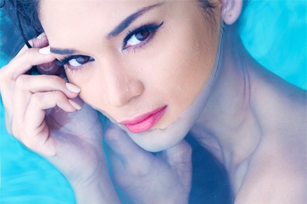 Vẻ đẹp sắc sảo của tân Hoa hậu Hoàn vũ Thế giới