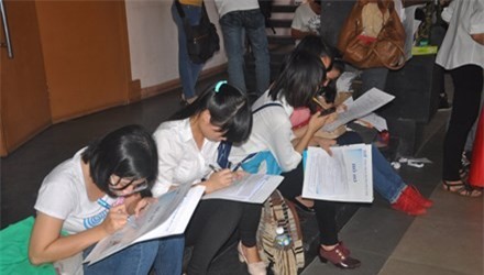 Cử nhân làm phục vụ nhà hàng