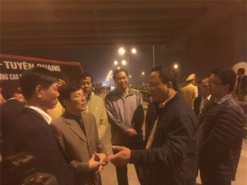 Bé gái 19 tháng tuổi thoát chết trong vòng tay ông - 1