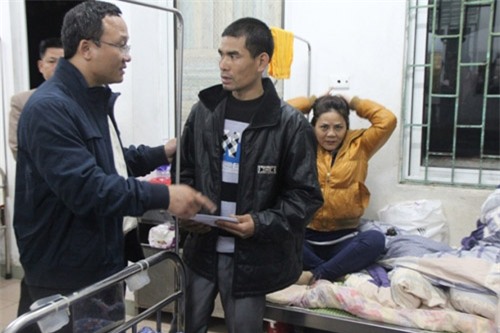 Bé gái 19 tháng tuổi thoát chết trong vòng tay ông - 4