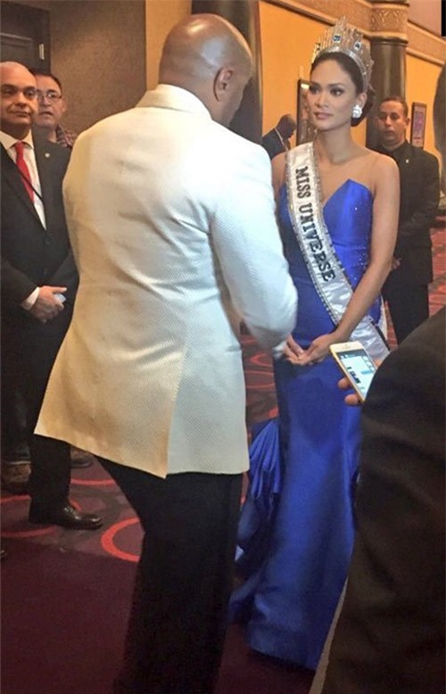 MC Steve Harvey đứng trò chuyện với tân Hoa hậu Hoàn vũ Pia Wurtzbach trong hậu trường.