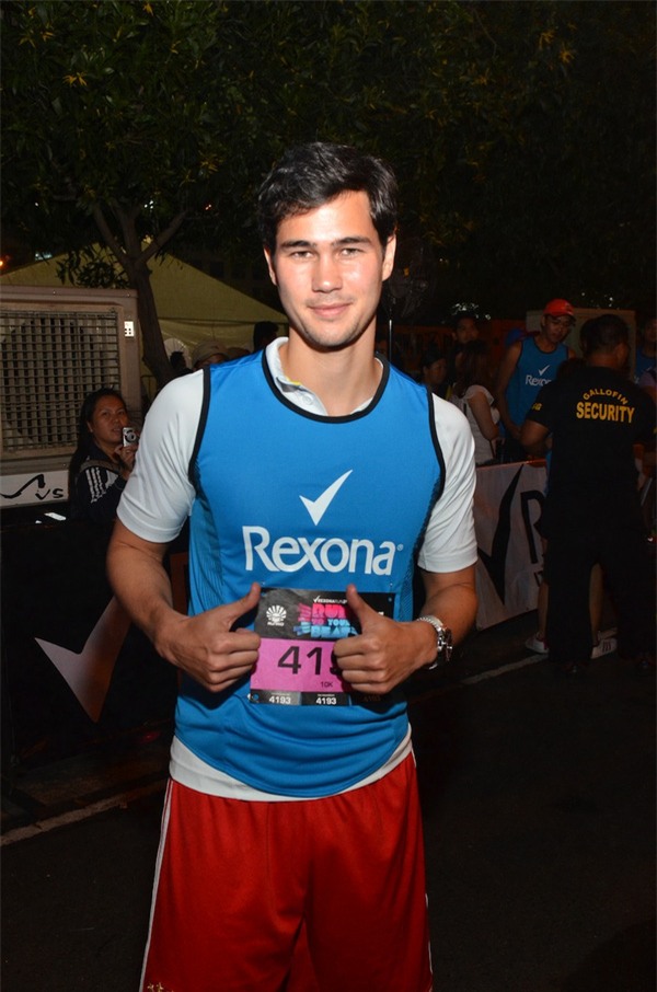 Tân Hoa hậu Hoàn vũ 2015 từng mê mệt trai đẹp của ĐT Philippines - Ảnh 2.