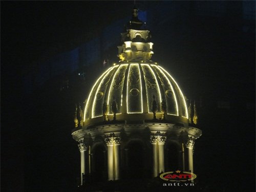 Lâu đài, gà vàng