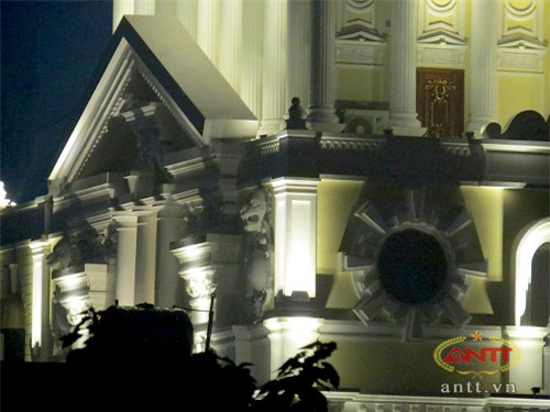 Lâu đài, gà vàng