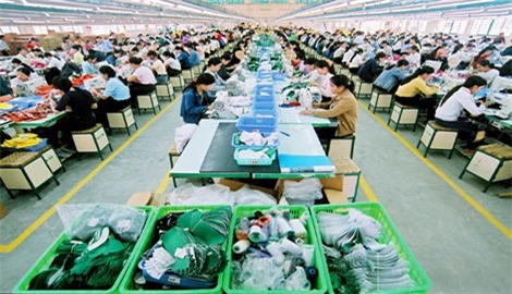 Nhiều người lao động còn bị nợ lương, không dám mơ đến thưởng tết. Ảnh minh họa.