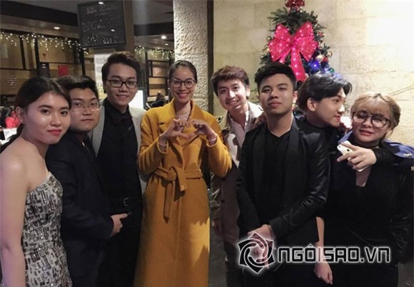 Phạm Hương xinh tươi về nước 0