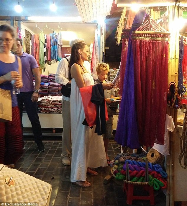 Angelina Jolie đang thực hiện một bộ phim mang đề tài diệt chủng Khmer Đỏ tại Cambodia.