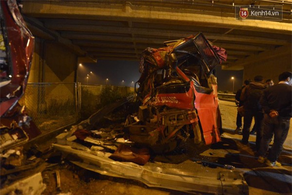 Hai xe giường nằm tông nhau trên cao tốc do tranh giành khách? - Ảnh 1.