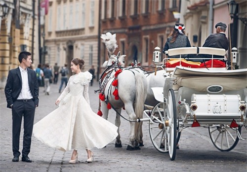 anh cuoi lang man nhu co tich cua diem trang o chau au - 5